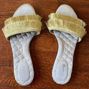 Birdies slide on sandals